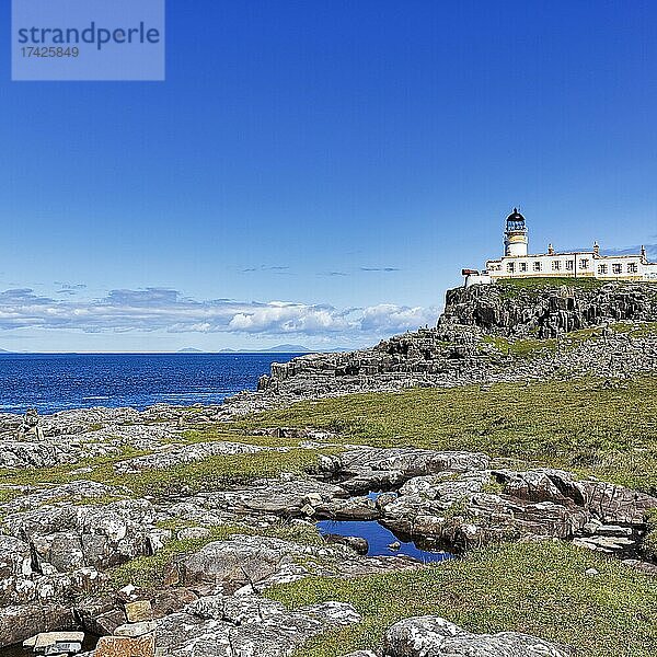 Leuchtturm auf Felsenküste  Halbinsel Neist Point  Dunvegan  Westküste  Isle of Sky  Innere Hebriden  Schottland  Großbritannien  Europa