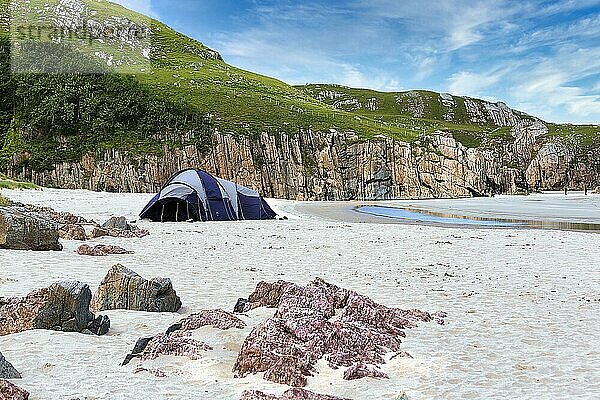 Zelt in einer Bucht mit Felsen und Sandstrand  Rispond Bay  Durness  Sutherland  Schottland  Großbritannien  Europa