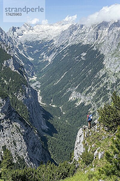 Wanderin blickt in das Reintal  Hinten Zugspitze mit Gletscher Zugspitzplatt  Wanderweg zur Meilerhütte  Wettersteingebirge  Garmisch-Partenkirchen  Bayern  Deutschland  Europa