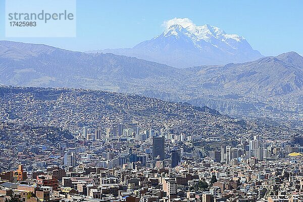 Blick auf das Häusermeer der Hauptstadt  hinten Cerro Illimani der Cordillera Real  La Paz  Bolivien  Südamerika