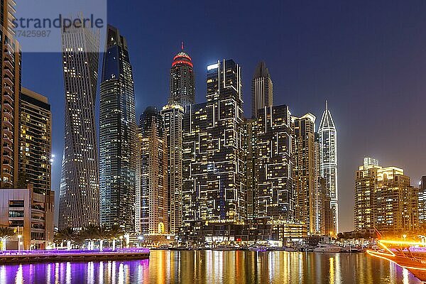 Dubai Marina Hafen Skyline Architektur Urlaub bei Nacht in Dubai  Vereinigte Arabische Emirate  Asien