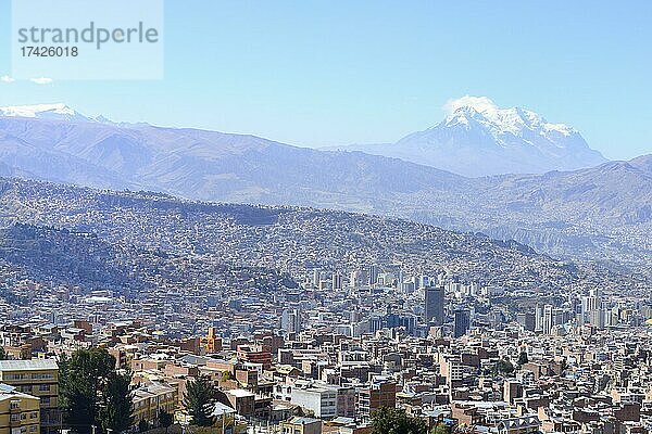 Blick auf das Häusermeer der Hauptstadt  hinten Cerro Illimani der Cordillera Real  La Paz  Bolivien  Südamerika