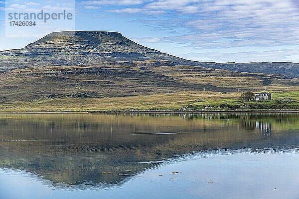 Wasserspiegelungen im See Dunvegan  Isle of Skye  Schottland  UK