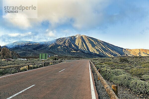 Straße TF-24  Blick auf Vulkan Pico del Teide  Abendlicht  Nationalpark Teide  Teneriffa  Spanien  Europa