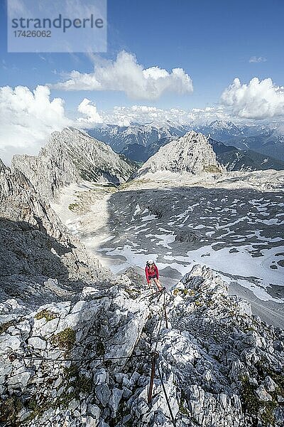 Wanderin am Klettersteig zur Patenkirchner Dreitorspitze  Wettersteingebirge  Garmisch-Partenkirchen  Bayern  Deutschland  Europa