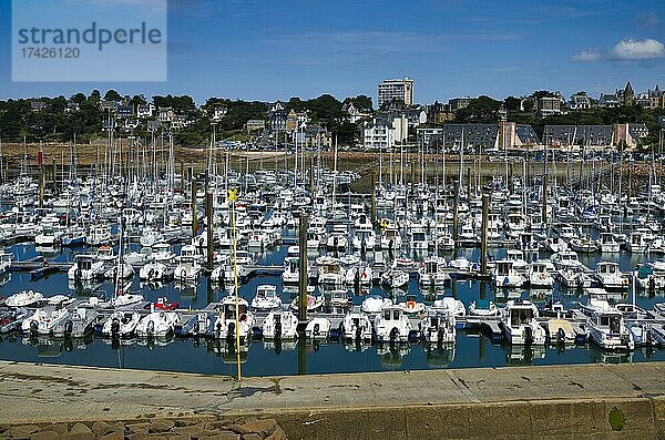 Blick über Yachthafen auf Trébeurden  Côte de Granit Rose  Cotes d'Armor  Bretagne  Frankreich  Europa