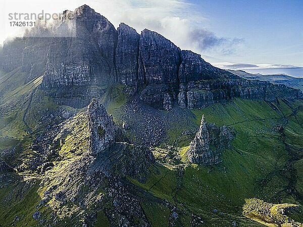 Luftaufnahme des Storr Pinnacle  Isle of Skye  Schottland  UK