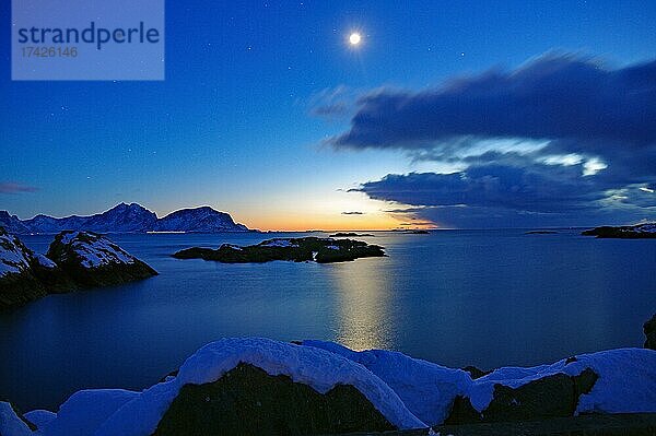 Vollomond über Fjord  winterliche Landschaft  Nyksund  Skandinavien  Norwegen  Europa