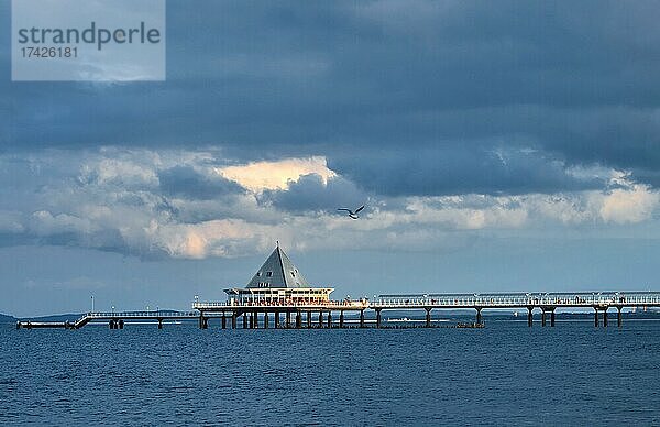 Wolkenstimmung  Seebrücke am Strand von Heringsdorf  Insel Usedom  Mecklenburg-Vorpommern  Deutschland  Europa