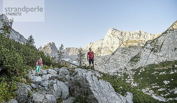 Zwei Wanderer blicken über Berge  Wanderung zum Hochkalter  Berchtesgadener Alpen  Berchtesgadener Land  Oberbayern  Bayern  Deutschland  Europa