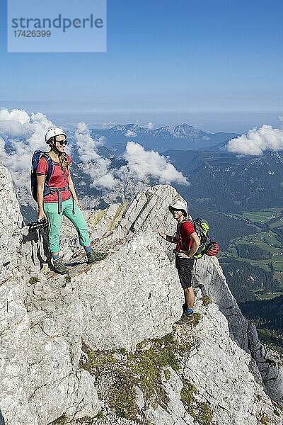 Zwei Wanderer blicken auf Berglandschaft  Berchtesgadener Alpen  Berchtesgadener Land  Oberbayern  Bayern  Deutschland  Europa