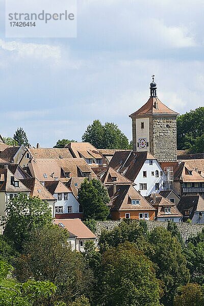 Ausblick vom Burggarten auf die Altstadt mit Siebersturm  Rothenburg ob der Tauber  Taubertal  Franken  Bayern  Deutschland  Europa