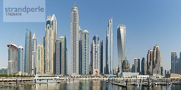 Dubai Marina und Harbour Skyline Architektur Urlaub in Arabien Wasser Spiegelung Panorama in Dubai  Vereinigte Arabische Emirate  Asien