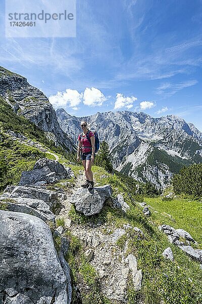 Wanderin auf dem Wanderweg zur Meilerhütte  Wettersteingebirge  Garmisch-Partenkirchen  Bayern  Deutschland  Europa