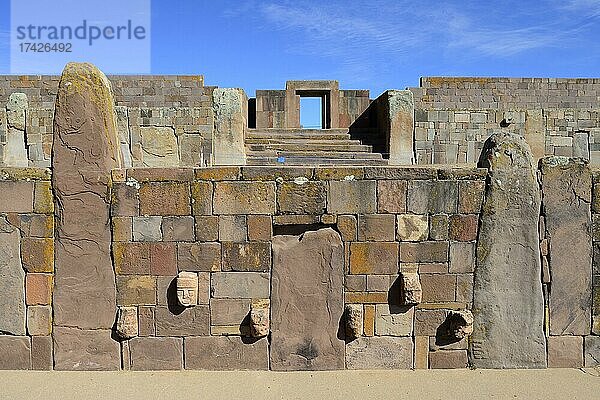 Versunkener Hof mit Kopfreliefs und Eingang zur Kalasasaya  Ruinenanlage von Tiwanaku  auch Tiahuanaco  Unesco Weltkulturerbe  Departement La Paz  Bolivien  Südamerika