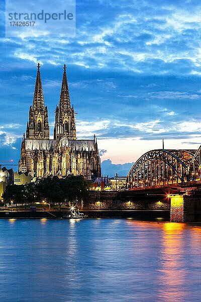 Kölner Dom Skyline und Hohenzollernbrücke mit Fluss Rhein in Deutschland bei Nacht in Köln  Deutschland  Europa
