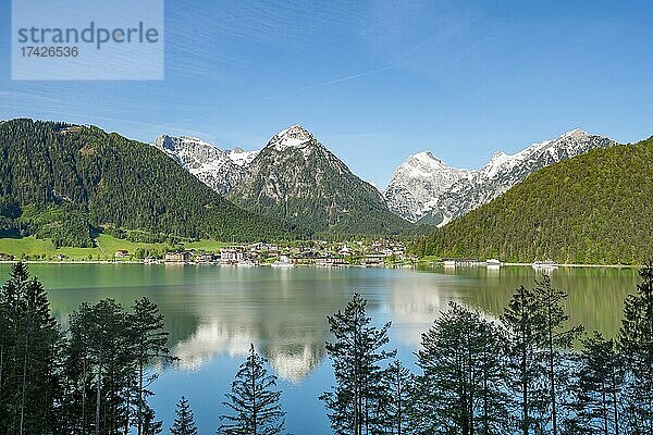 Blick auf Pertisau über den Achensee  hinten Berge Dristenkopf und Falzthurnjoch mit Schnee im Frühling  Achensee  Tirol  Österreich  Europa