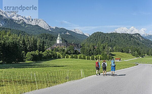 Drei Wanderer vor Schloss Elmau  Schlosshotel  Wettersteingebirge  Klais  Krün  Werdenfelser Land  Oberbayern  Bayern  Deutschland  Europa
