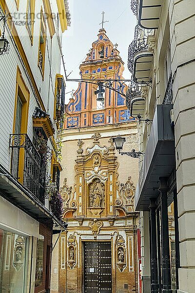 Charmante Gasse mit historischer Kirche in der Innenstadt von Sevilla  Andalusien  Spanien  Europa