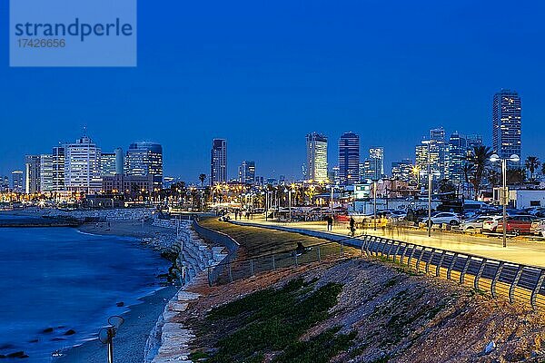 Skyline blaue Stunde Nacht nachts Stadt Meer Hochhäuser abends in Tel Aviv  Israel  Asien