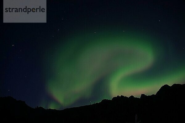 NOrdlichter (aurora borealis) über einer Bergkette  Laser  Andoya space center  Bleik  Vesteralen  Nordland  Norwegen  Europa