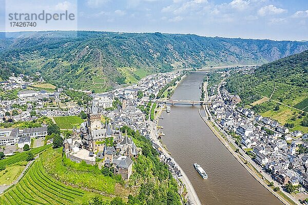 Stadt Cochem an der Mosel Fluss mit Burg Reichsburg in Cochem  Deutschland  Europa