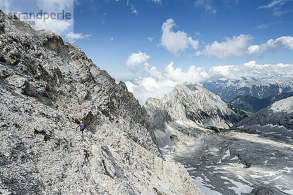 Wanderin am Klettersteig zur Patenkirchner Dreitorspitze  Wettersteingebirge  Garmisch-Partenkirchen  Bayern  Deutschland  Europa