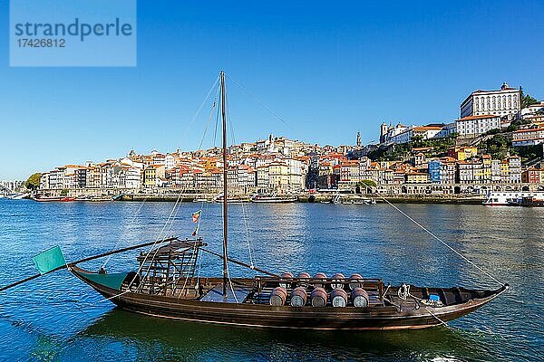 Porto Altstadt Gebäude Weltkulturerbe mit Boot Schiff Fluss Douro Reise reisen Stadt in Porto  Portugal  Europa