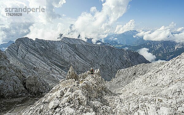 Wanderer in einem Geröllfeld  Wanderung zum Hochkalter  Berchtesgadener Alpen  Berchtesgadener Land  Oberbayern  Bayern  Deutschland  Europa