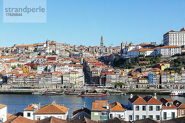 Porto Altstadt Gebäude Weltkulturerbe mit Fluss Douro Reise reisen Stadt in Porto  Portugal  Europa