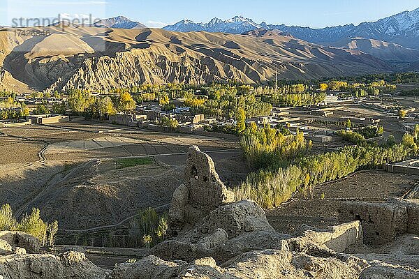 Blick über Bamyan  Ruinen von Shahr-e Gholghola oder Stadt der Schreie  Bamyan  Afghanistan  Asien