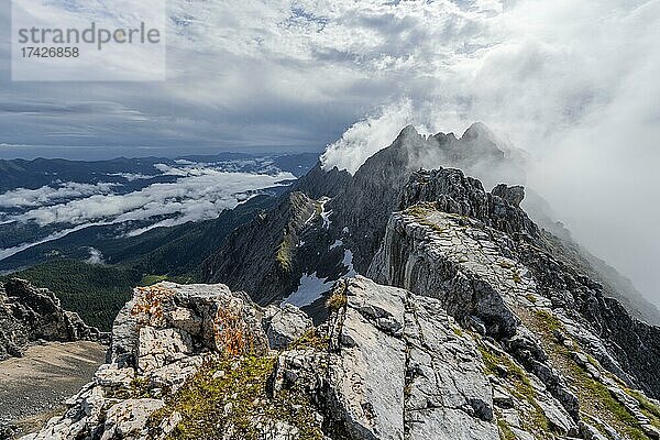 Ausblick vom Gipfel  Westliche Törlspitze  Berge bei dramatischen Wolken  Wettersteingebirge  Garmisch-Partenkirchen  Bayern  Deutschland  Europa