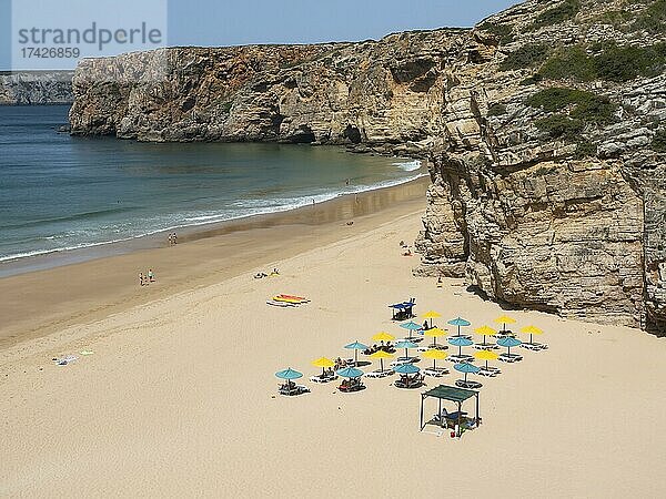 Sandstrand mit Sonnenschirmen und Klippen  Strand Praia do Beliche  Sagres  Algarve  Portugal  Europa