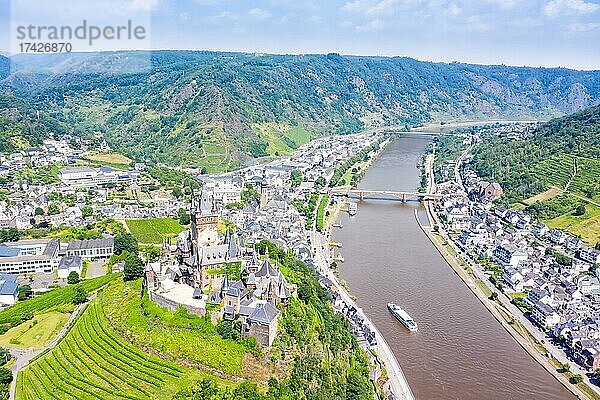 Stadt Cochem an der Mosel Fluss mit Burg Reichsburg in Cochem  Deutschland  Europa