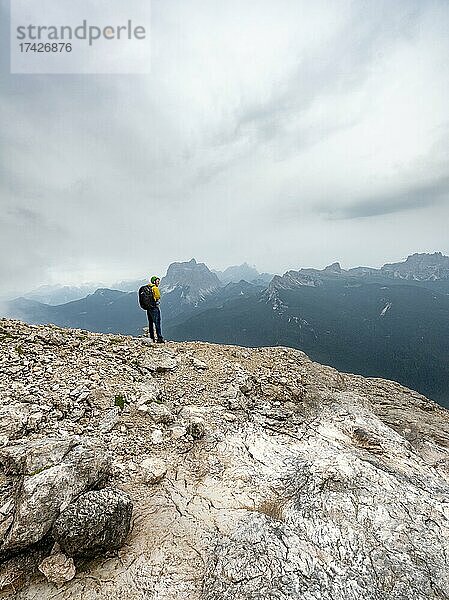 Junger Mann  Wanderer am Weg zum Klettersteig Via Ferrata Francesco Berti  Sorapiss Umrundung  Blick ins Tal von San Vito di Cadore  Dolomiten  Belluno  Italien  Europa