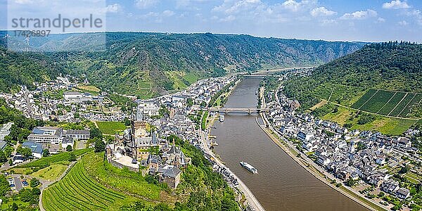 Stadt Cochem an der Mosel Fluss mit Burg Reichsburg Panorama in Cochem  Deutschland  Europa