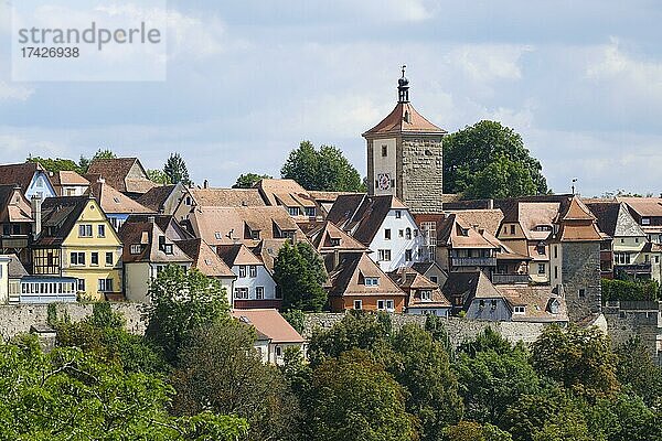 Ausblick vom Burggarten auf die Altstadt mit Siebersturm  Rothenburg ob der Tauber  Taubertal  Franken  Bayern  Deutschland  Europa