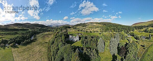 Luftaufnahme von Dalnaglar Castle  Glenshee  Schottland  UK