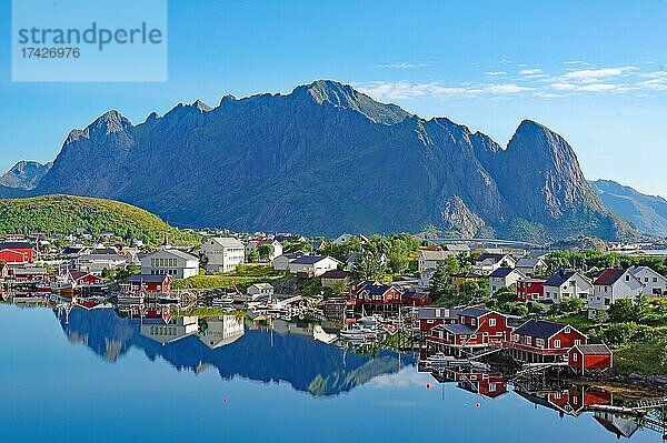 Häuser spiegeln sich im Wasser  Berge und Fjord  Reinefjorde  Reine  Moskenes  Lofoten  Nordland  Skandinavien  Norwegen  Europa