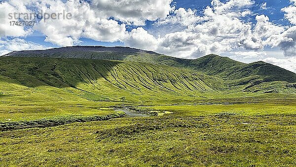 Hügelige Landschaft mit Hochmoor  Fluss Laxford  Sutherland  Highlands  Schottland  Großbritannien  Europa