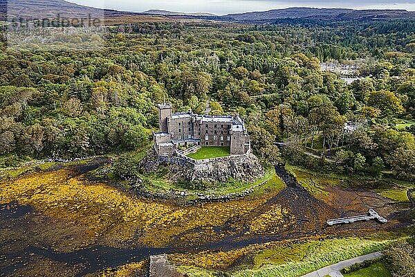 Luftaufnahme von Dunvegan Castle  Isle of Skye  Schottland  UK