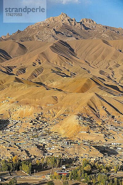 Blick über Bamyan  Ruinen von Shahr-e Gholghola oder Stadt der Schreie  Bamyan  Afghanistan  Asien