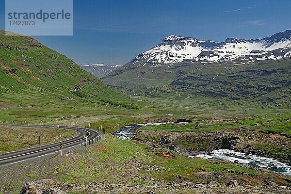 Passstraße  Stromschnellen und hohe Berge  Seydisfjördur  Island  Europa