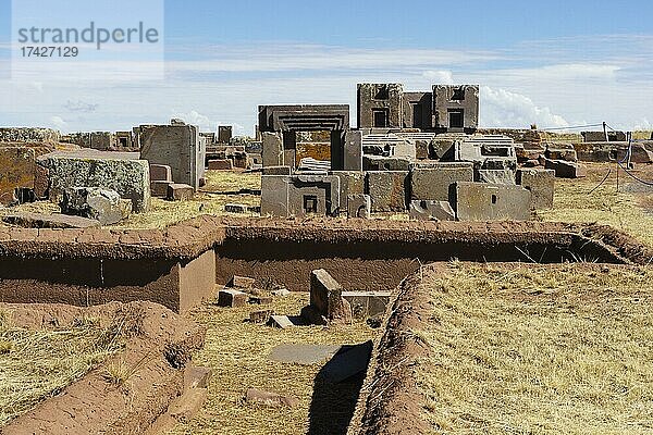 Ruinen des Pumapunku  Ruinenanlage der Prä-Inka-Zeit von Tiwanaku  auch Tiahuanaco  Unesco Weltkulturerbe  Departement La Paz  Bolivien  Südamerika