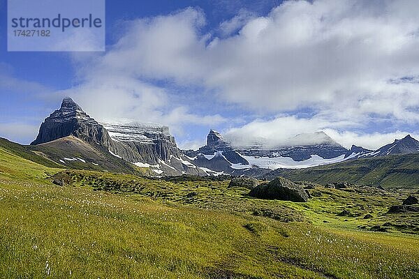 Berge Súla Stöpull und Tindfell  Felssturzgebiet Störuð  Borgarfjörður  Austurland  Island  Europa