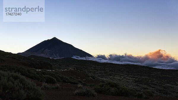 Vulkan Pico del Teide  Silhouette nach Sonnenuntergang  Nationalpark Teide  Teneriffa  Spanien  Europa