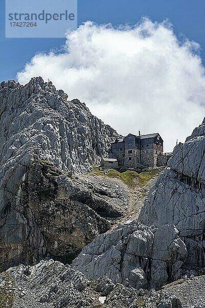 Törlgatterl mit Meilerhütte  hinten Törlspitze  Garmisch-Partenkirchen  Wettersteingebirge  Bayern  Deutschland  Europa