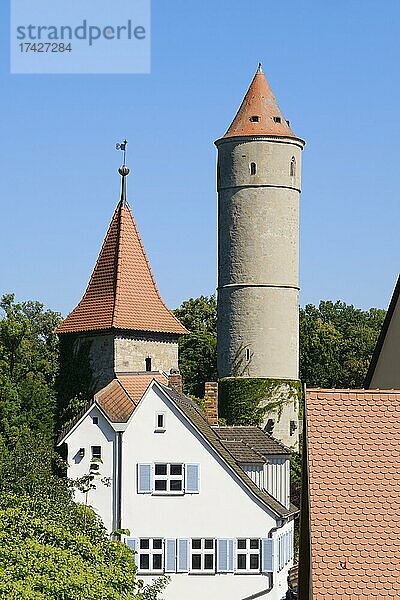 Grüner Turm und Dreikönigsturm in der historischen Altstadt  Dinkelsbühl  Mittelfranken  Bayern  Deutschland  Europa