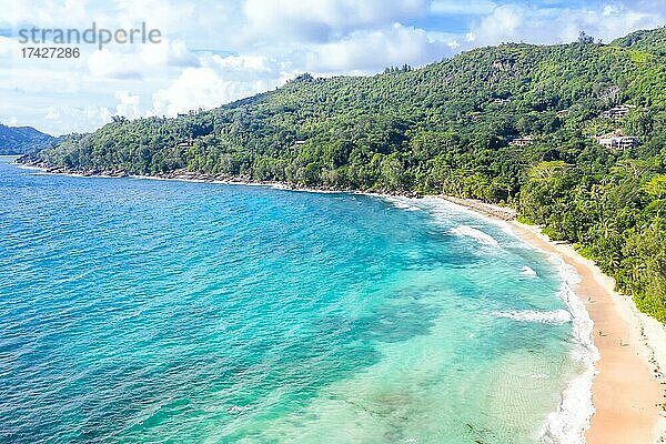 Takamaka Strand mit Palmen Meer Ozean Drohnenaufnahme auf Mahe  Seychellen  Afrika