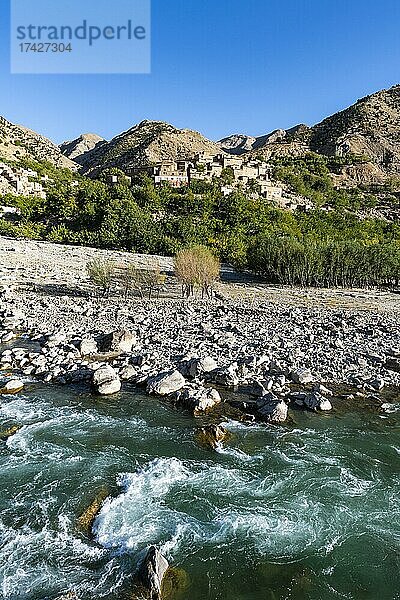 Der Fluss Panjshir fließt durch das Panjshir-Tal  Afghanistan  Asien